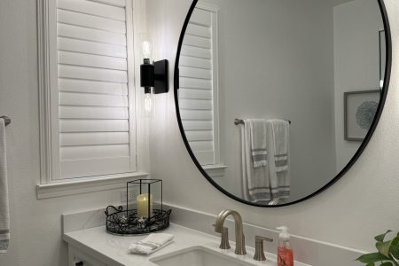 1 A sleek and elegant bathroom layout.